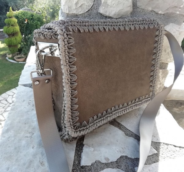ΔΤ02 Τσάντα ταχυδρομική απο φυσικό  δέρμα ελληνικής κατασκευής με πλεκτές λεπτομέρειες 
